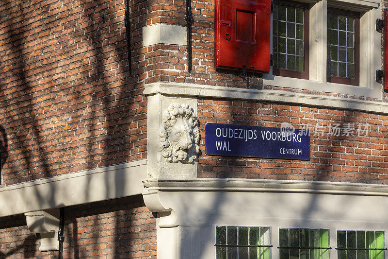 阿姆斯特丹市中心的Oudezijds Voorburgwal街名标志